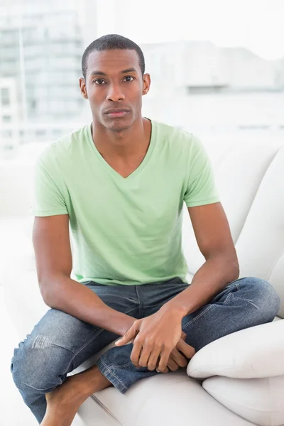 Retrato de um afro relaxado sentado no sofá — Fotografia de Stock