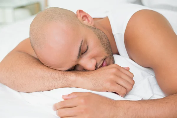 Nahaufnahme eines jungen Mannes, der im Bett schläft — Stockfoto