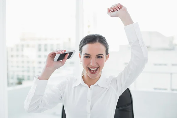 Glada eleganta affärskvinna hejar på office — Stockfoto