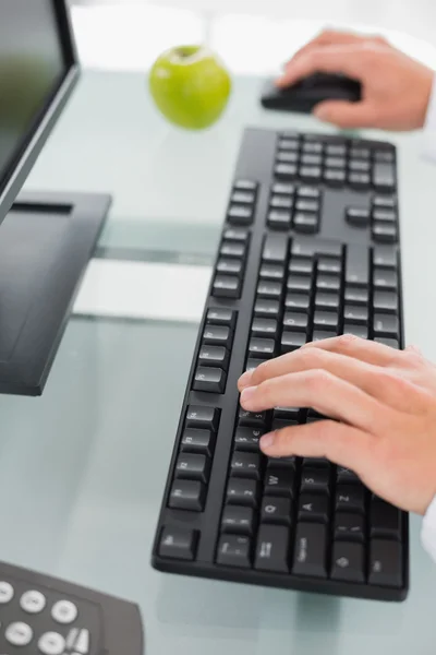 Manos usando computadora en el consultorio médico — Foto de Stock