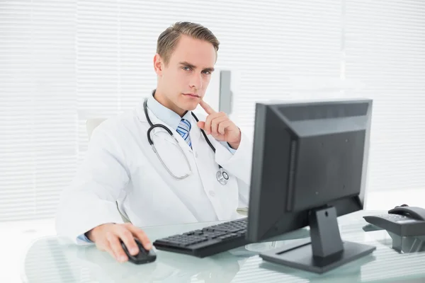 Doctor using computer at medical office — Stock Photo, Image