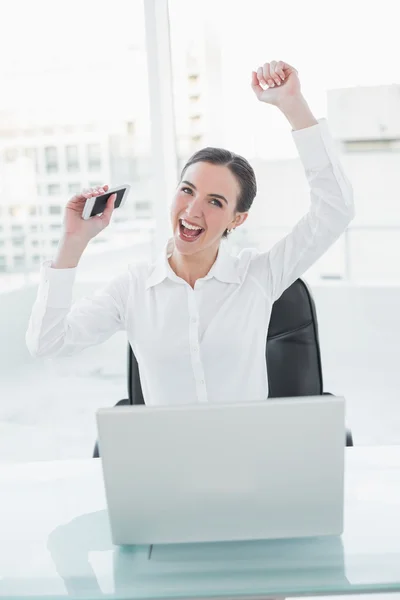 Alegre elegante mujer de negocios animando en la oficina —  Fotos de Stock