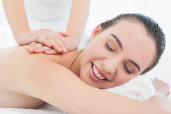 Schöne Frau genießen Rückenmassage im Beauty spaόμορφη γυναίκα απολαμβάνοντας πίσω μασάζ στο σπα ομορφιάς — Φωτογραφία Αρχείου