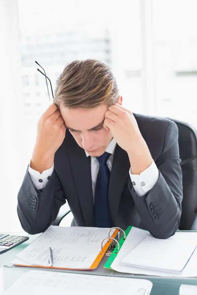 Orolig affärsman titta på dokument i office — Stockfoto