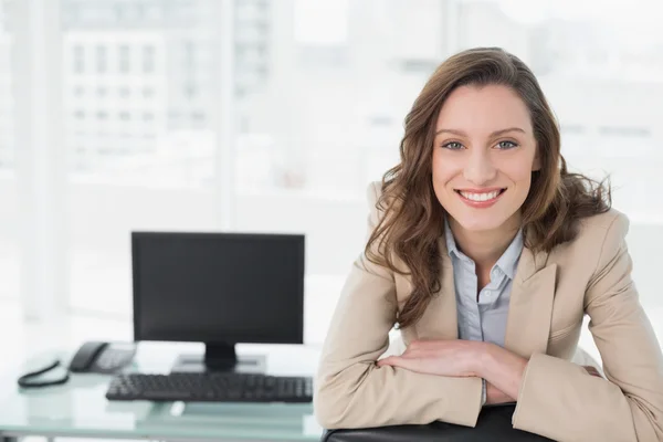 Elegante Glimlachende zakenvrouw achter bureau — Stockfoto