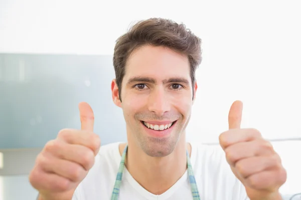 Fechar de um homem sorridente gesticulando polegares para cima — Fotografia de Stock