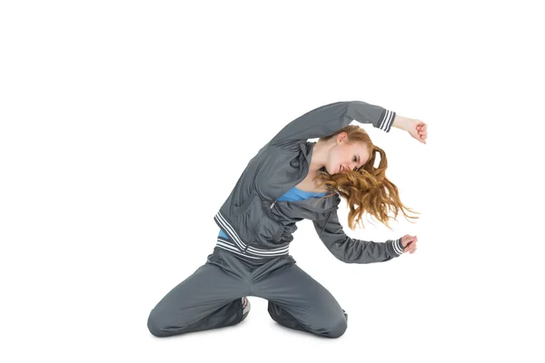 Giovane donna in abbigliamento sportivo stretching — Foto Stock