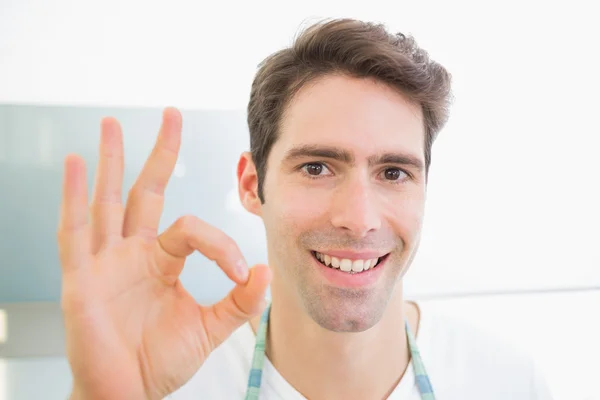 Zbliżenie uśmiechnięty mężczyzna gestykulacji porządku znak — Zdjęcie stockowe