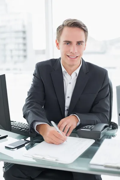 Бізнесмен перед комп'ютерним написанням документа на офісному столі — стокове фото