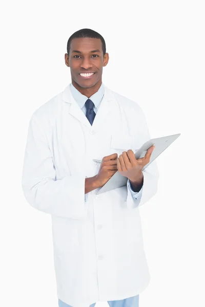 Portréja egy mosolygó férfi orvos a csipeszes írótábla — Stock Fotó