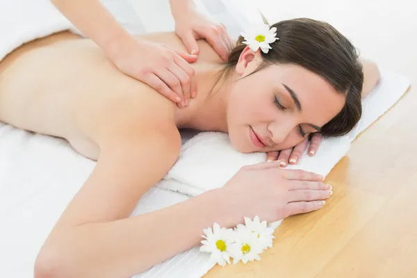 Kvinna njuter ryggmassage på beauty spa — Stockfoto