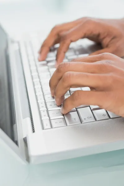 Manos usando laptop en consultorio médico — Foto de Stock