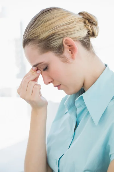 Müde Geschäftsfrau sitzt mit geschlossenen Augen auf ihrem Drehstuhl — Stockfoto