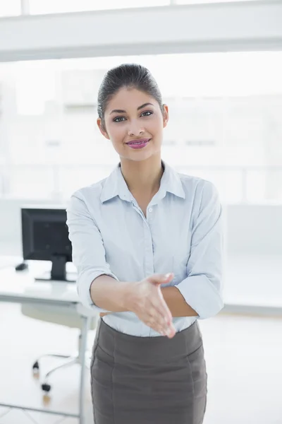 Elegante donna d'affari che offre una stretta di mano in ufficio — Foto Stock