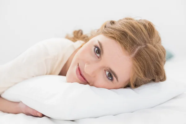 Närbild på vackra kvinnan vila i sängen — Stockfoto