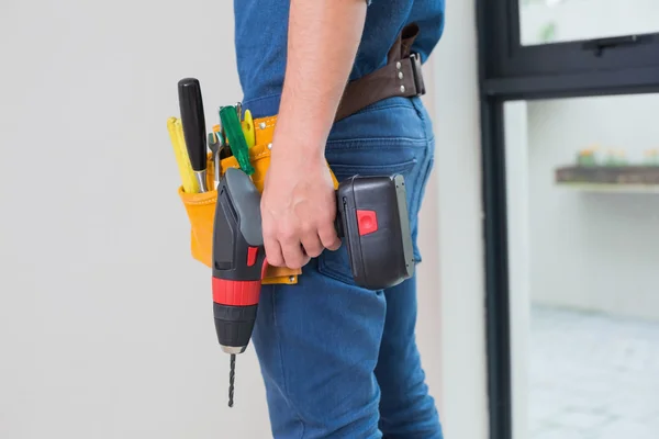 Seitenansicht Mittelteil eines Handarbeiters mit Bohrer und Werkzeuggurt — Stockfoto