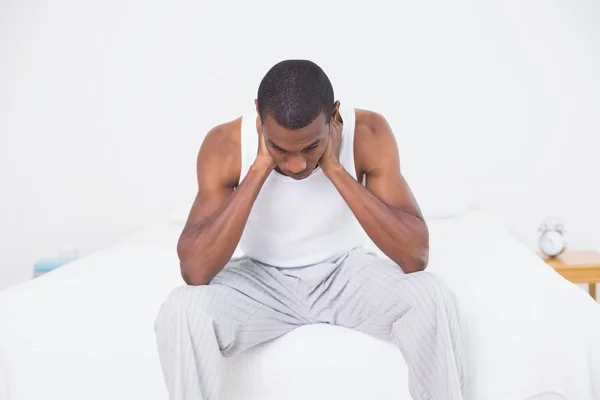 Nachdenklicher Afro-Mann sitzt auf Bett — Stockfoto