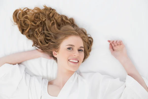 Ogólny widok uśmiechający się młody blond w łóżku — Zdjęcie stockowe