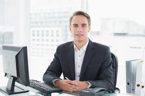 Geschäftsmann am Schreibtisch vor dem Computer — Stockfoto