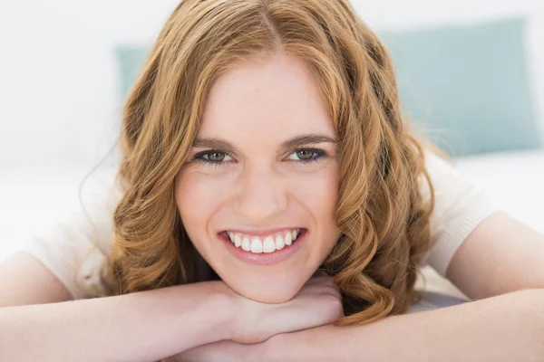 Portret van een mooie vrouw in bed close-up — Stockfoto