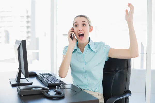 Linda mulher de negócios aplaudindo enquanto telefona com seu smartphone — Fotografia de Stock