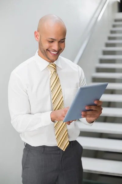 Sorrindo elegante jovem empresário usando tablet digital — Fotografia de Stock