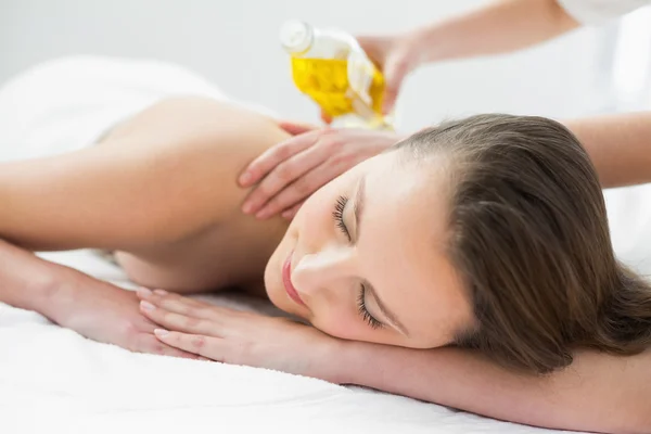 Primer plano de la hermosa mujer disfrutando de masaje de aceite —  Fotos de Stock