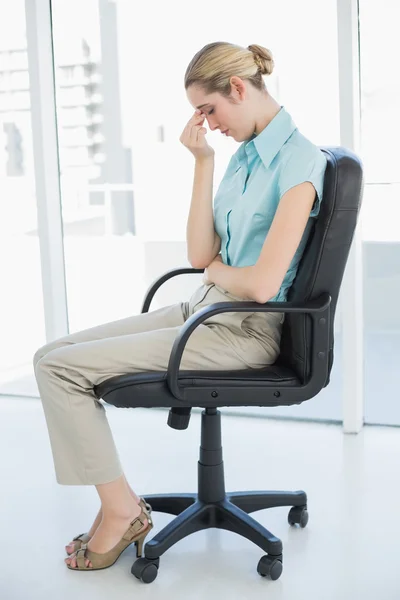 Elegantní podnikatelka sedí vyčerpaná na její otočná židle — Stock fotografie