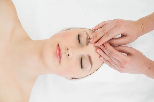 Mãos a massajar a testa de uma bela mulher — Fotografia de Stock