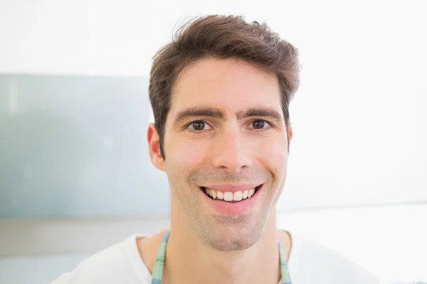 Close up portrait of a smiling young man — Stock Photo, Image