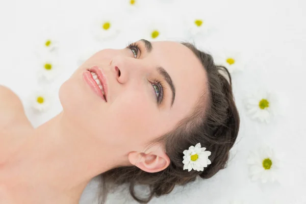 Belle jeune femme avec des fleurs dans le salon de beauté — Photo