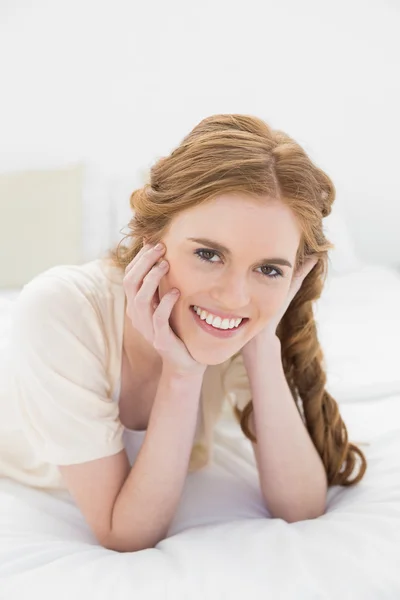 Portret van een mooie jonge vrouw in bed — Stockfoto