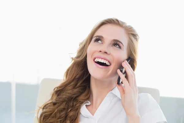 Retrato de la mujer de negocios usando el teléfono celular en la oficina — Foto de Stock