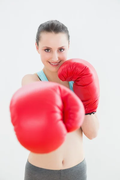 Wazig lachende vrouw in rode bokshandschoenen — Stockfoto