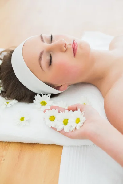 Beautiful woman with eyes closed in beauty salon — Stock Photo, Image