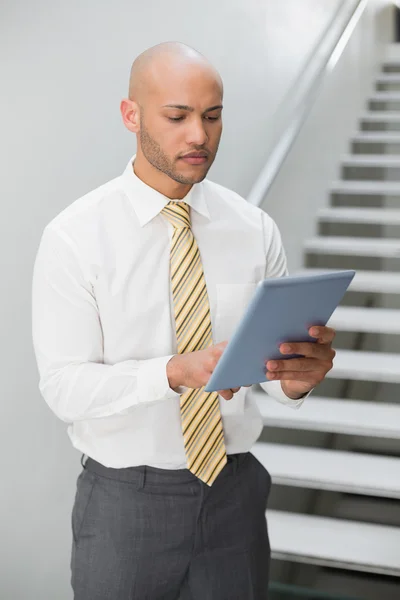 Homme d'affaires avec tablette numérique détournant les yeux — Photo