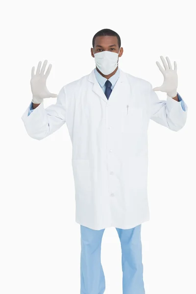 Porträt eines männlichen Arztes mit Maske und Handschuhen — Stockfoto