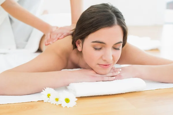 Woman enjoying back massage at beauty spa — Stock Photo, Image