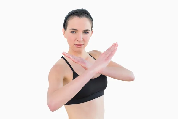 Passar unga kvinna som står i försvaret kroppshållning — Stockfoto