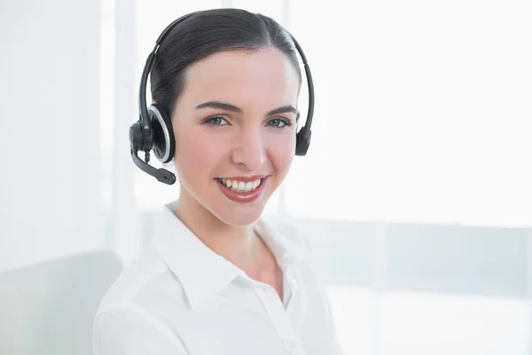 Mujer de negocios con auriculares en la oficina —  Fotos de Stock