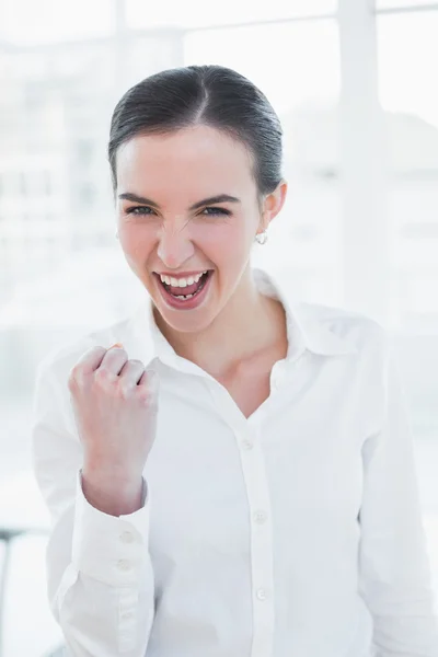 Femme d'affaires joyeuse acclamant dans le bureau — Photo