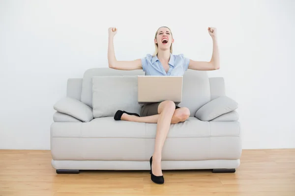 Feliz mujer de negocios con clase compras en línea utilizando su cuaderno — Foto de Stock