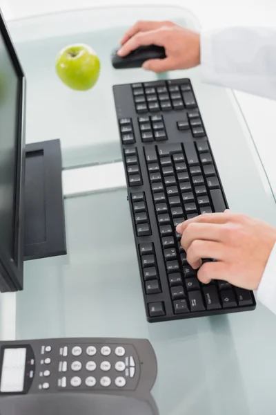 Handen met behulp van computer op medische kantoor — Stockfoto