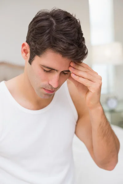 Mann leidet unter Kopfschmerzen im Bett — Stockfoto