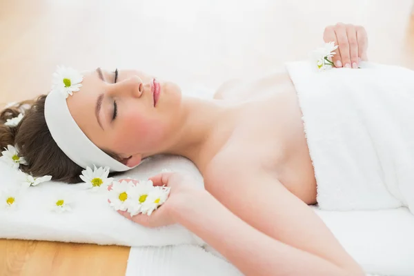 Beautiful woman with eyes closed in beauty salon — Stock Photo, Image