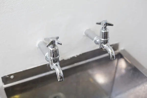 Deux robinets et évier de cuisine en acier inoxydable — Photo