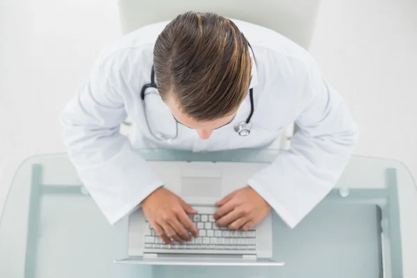 Overhead view of a male doctor using laptop — Stock Photo, Image