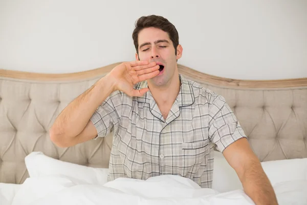 Homme détendu lisant le livre au lit — Photo