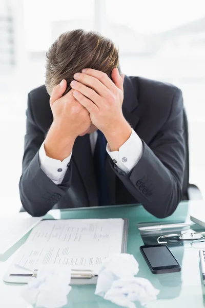 Bezorgd zakenman met hoofd in handen op Bureau — Stockfoto