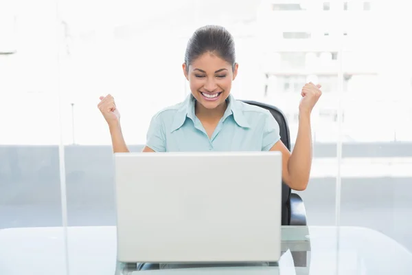 Glad affärskvinna tittar på laptop i office — Stockfoto